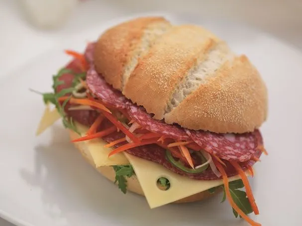 Italiaanse bol met salami - Belegde broodjes 1 - 000011
